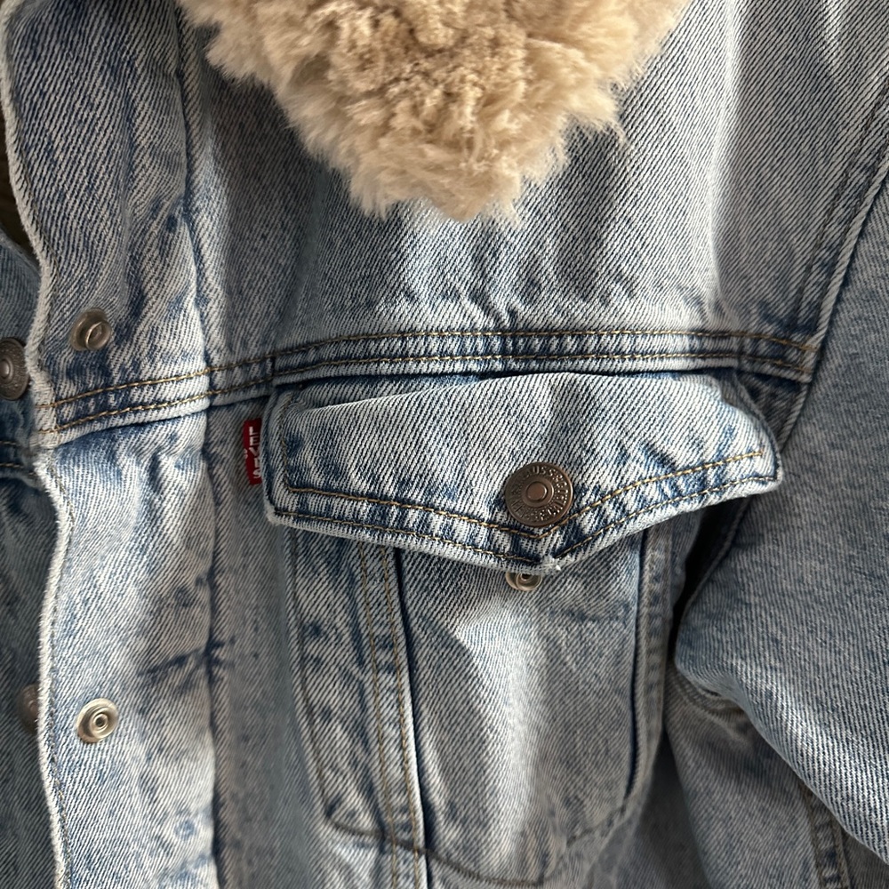 Levi's Light Blue Denim Jacket with Cream Faux Fur Collar - Picture 4 of 6